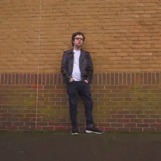 聆聽 Michael Mikey Brennan、觀看音樂影片、閱讀小傳、查看巡演日期等！