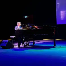 Ouça Stefano Cataldi, assista a videoclipes, leia a biografia, veja as datas das turnês e mais!