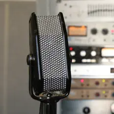 收听 Bunker Analog、观看音乐视频、阅读小传、查看巡演日期等 ！
