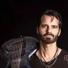 Martin Motnikを聴いたり、ミュージックビデオを鑑賞したり、経歴やツアー日程などを確認したりしましょう！