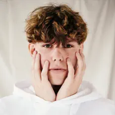 NOK1Dを聴いたり、ミュージックビデオを鑑賞したり、経歴やツアー日程などを確認したりしましょう！
