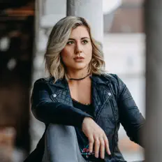 Ouça Lisa Urban, assista a videoclipes, leia a biografia, veja as datas das turnês e mais!