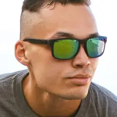 Poslechněte si interpreta Young Scrimmage, sledujte hudební videa, přečtěte si životopis, podívejte se na data turné a další informace.