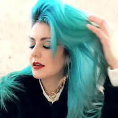 聆聽 Emanuelle、觀看音樂影片、閱讀小傳、查看巡演日期等！