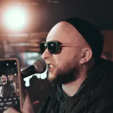 Лысый Расслを聴いたり、ミュージックビデオを鑑賞したり、経歴やツアー日程などを確認したりしましょう！