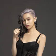 Dengarkan LYNX, tonton video musik, baca bio, lihat tanggal tur & lainnya!