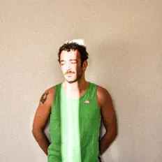 Ouça Moonari, assista a videoclipes, leia a biografia, veja as datas das turnês e mais!