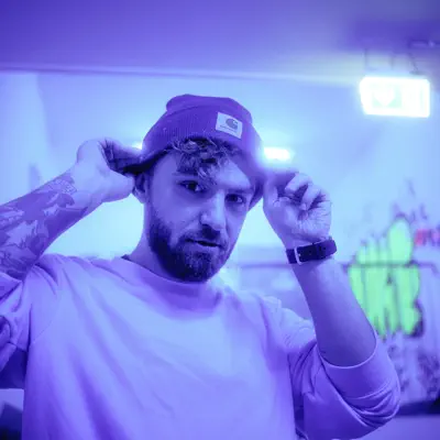 Listen to Xela Wie, watch music videos, read bio, see tour dates & more!
