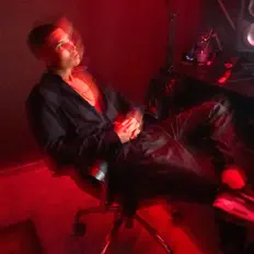 Kennari सुनें, म्यूज़िक वीडियो देखें, बायो पढ़ें, दौरे की तारीखें और बहुत कुछ देखें!