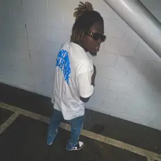 Escucha a Denz, mira videos musicales, lee su biografía, consulta las fechas de las gira y más.