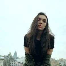 Poslechněte si interpreta Ma Reena, sledujte hudební videa, přečtěte si životopis, podívejte se na data turné a další informace.