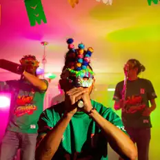 Alandinoを聴いたり、ミュージックビデオを鑑賞したり、経歴やツアー日程などを確認したりしましょう！