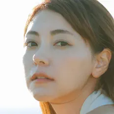 收听 AKINA、观看音乐视频、阅读小传、查看巡演日期等 ！