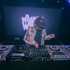 聆聽 WonkyWilla、觀看音樂影片、閱讀小傳、查看巡演日期等！