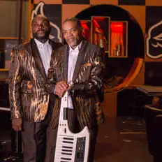 The Parkmans सुनें, म्यूज़िक वीडियो देखें, बायो पढ़ें, दौरे की तारीखें और बहुत कुछ देखें!