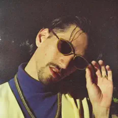 Poslechněte si interpreta Galean, sledujte hudební videa, přečtěte si životopis, podívejte se na data turné a další informace.