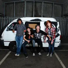 Ouve Show It Off, vê vídeos de música, lê a biografia, vê as datas da digressão e muito mais!