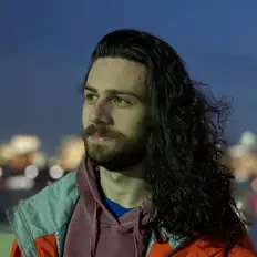 Escape을(를) 듣고, 뮤직 비디오를 보고, 약력을 읽고, 투어 일정 등을 확인하세요!