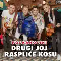 Drugi joj raspliće kosu