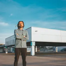 收听 Bruce Grooves、观看音乐视频、阅读小传、查看巡演日期等 ！