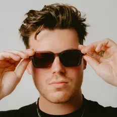 Escucha a Ridley Bronson, mira videos musicales, lee su biografía, consulta las fechas de las gira y más.