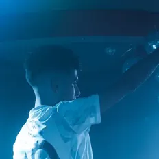 聆聽 Raidito、觀看音樂影片、閱讀小傳、查看巡演日期等！
