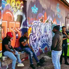 收听 qMp Hello、观看音乐视频、阅读小传、查看巡演日期等 ！