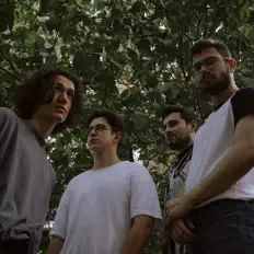 Escucha a Bir Adım Geriden, mira videos musicales, lee su biografía, consulta las fechas de las gira y más.