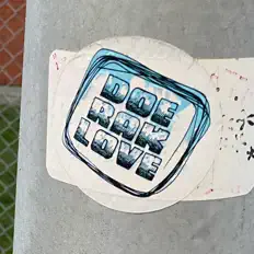 聆聽 Doe Rak Love、觀看音樂影片、閱讀小傳、查看巡演日期等！