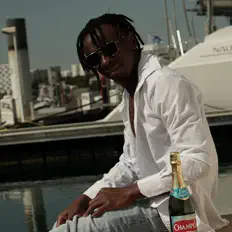 Ouça nez nez flow, assista a videoclipes, leia a biografia, veja as datas das turnês e mais!