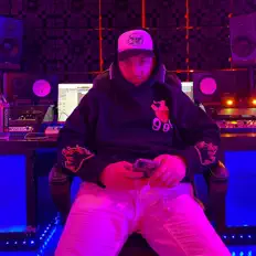 K.Yを聴いたり、ミュージックビデオを鑑賞したり、経歴やツアー日程などを確認したりしましょう！