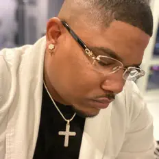 TDを聴いたり、ミュージックビデオを鑑賞したり、経歴やツアー日程などを確認したりしましょう！