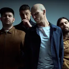 聆聽 Lullabies、觀看音樂影片、閱讀小傳、查看巡演日期等！