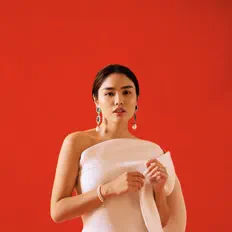 Dengarkan Indi Edilbayeva, tonton video musik, baca bio, lihat tanggal tur & lainnya!