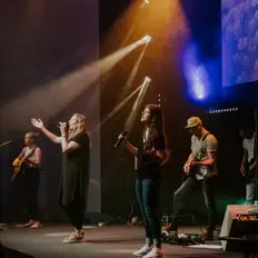 ICF Nürnberg Worship सुनें, म्यूज़िक वीडियो देखें, बायो पढ़ें, दौरे की तारीखें और बहुत कुछ देखें!