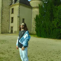 Poslechněte si interpreta KMT, sledujte hudební videa, přečtěte si životopis, podívejte se na data turné a další informace.
