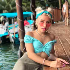 Dengarkan Perlita Míah, tonton video musik, baca bio, lihat tanggal tur & lainnya!