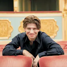 Escucha a Daniele Rustioni, mira videos musicales, lee su biografía, consulta las fechas de las gira y más.