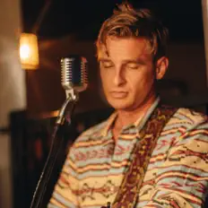 收听 Graham Nancarrow and The Goddamn Saints、观看音乐视频、阅读小传、查看巡演日期等 ！