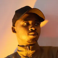 Essential 47を聴いたり、ミュージックビデオを鑑賞したり、経歴やツアー日程などを確認したりしましょう！