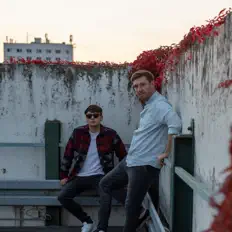 Hör dir Bastelbande an, schau dir Musikvideos an, lies die Biografie, finde Tourdaten und mehr!