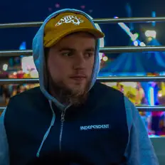 Chris Larkin सुनें, म्यूज़िक वीडियो देखें, बायो पढ़ें, दौरे की तारीखें और बहुत कुछ देखें!