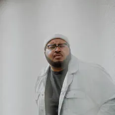 JH सुनें, म्यूज़िक वीडियो देखें, बायो पढ़ें, दौरे की तारीखें और बहुत कुछ देखें!