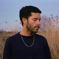 聆聽 undefined、觀看音樂影片、閱讀小傳、查看巡演日期等！