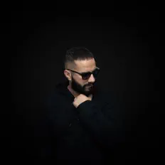 Hör dir Alex Sampler an, schau dir Musikvideos an, lies die Biografie, finde Tourdaten und mehr!