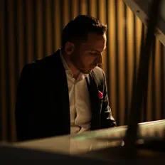 聆聽 Eman、觀看音樂影片、閱讀小傳、查看巡演日期等！