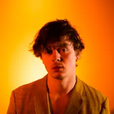 BEAR THE ANT सुनें, म्यूज़िक वीडियो देखें, बायो पढ़ें, दौरे की तारीखें और बहुत कुछ देखें!