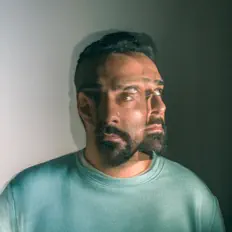 MÂNĪ dinle, müzik videolarını izle, biyografisini oku, tur tarihlerini ve daha fazlasını gör!