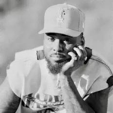 聆聽 Tone Ez、觀看音樂影片、閱讀小傳、查看巡演日期等！