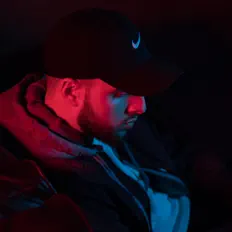 聆聽 I.D.、觀看音樂影片、閱讀小傳、查看巡演日期等！